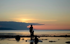 Senja tiba, mentari beranjak masuk di balik awan, nelayan pun ingin segera pulang